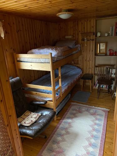 Zimmer mit 2 Etagenbetten in einer Hütte in der Unterkunft Backen in Torsby