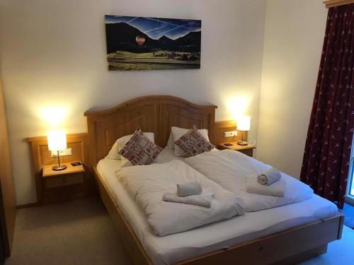 A bed or beds in a room at Ferienwohnung Hochstein