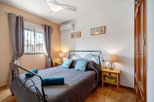 um quarto com uma cama e uma janela em Casa Caramelo em Chiclana de la Frontera