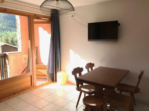 Appartement Montgenèvre, 2 pièces, 6 personnes - FR-1-445-120にあるテレビまたはエンターテインメントセンター