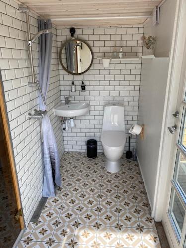 a bathroom with a toilet and a sink at Rødhus Gl. Skole B&B in Pandrup