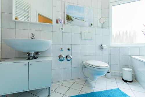 Ένα μπάνιο στο Helle Wohnung mit Balkon in grünen Innenhof - W-LAN, 4 Schlafplätze