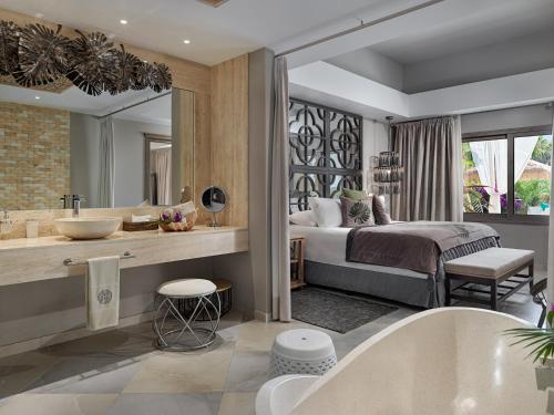 Кровать или кровати в номере Royal River, Luxury Hotel - Adults Only