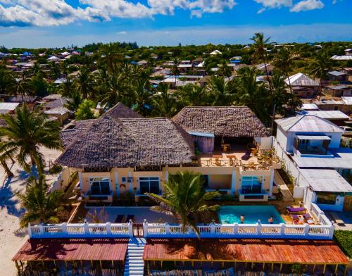 una vista aerea di una casa sulla spiaggia di Mambo Paradise a Matemwe