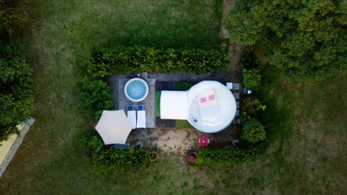 Jardín al aire libre en Bubble Room Under The Tuscan Stars Bubble