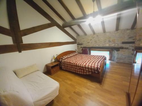 A bed or beds in a room at Errotazar apartamento rural K