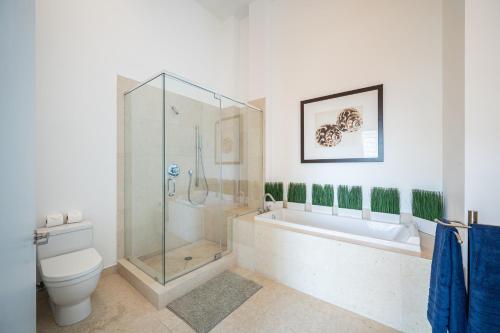 ICONIC LUXURIOUS HIGH CEILINGS UNIT BRICKELL w في ميامي: حمام مع دش ومرحاض وحوض استحمام