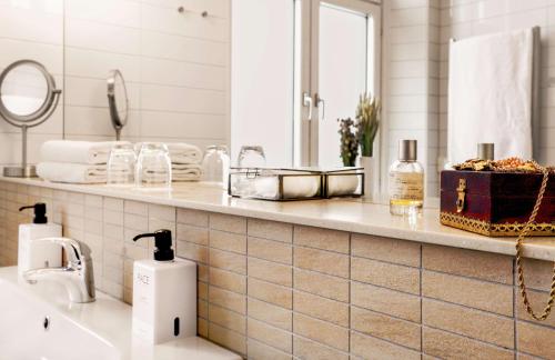 La salle de bains est pourvue d'un lavabo et d'un miroir. dans l'établissement Scandic Stora Hotellet, à Nyköping