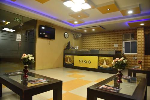 Μια τηλεόραση ή/και κέντρο ψυχαγωγίας στο Hotel Nexus l Hotels In Charbagh Lucknow