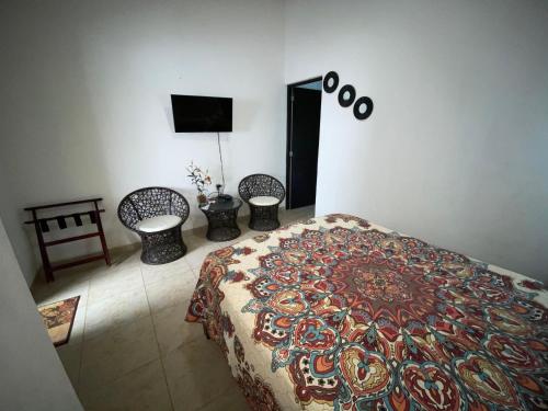 1 dormitorio con 1 cama y TV de pantalla plana en Chacala Arrecifes 1 para 2 con Aire Acondicionado a solo 50 mts de la Playa ARF1, en Chacala
