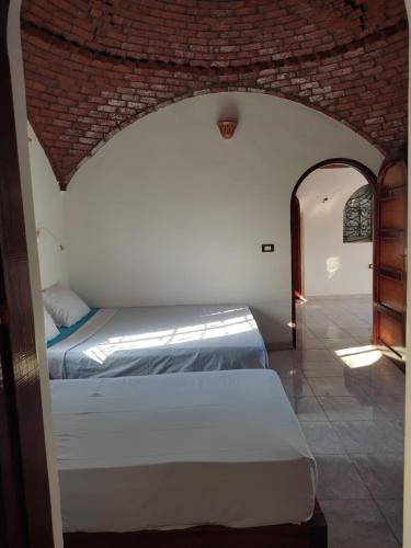 Een bed of bedden in een kamer bij Nubian Holiday House Aswan