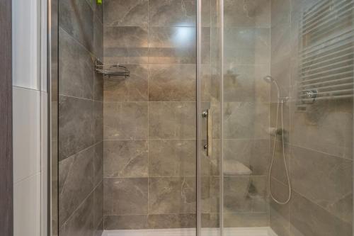 un bagno con box doccia e porta a vetri. di Palmera a San Juan de los Terreros