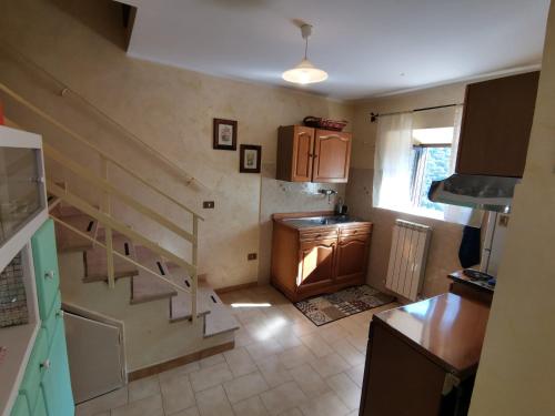 een keuken met een trap en een wastafel bij Il Torrione in Poggio Bustone