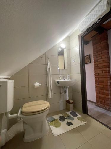 Bathroom sa Perényi Pince és Vendégház Hajós