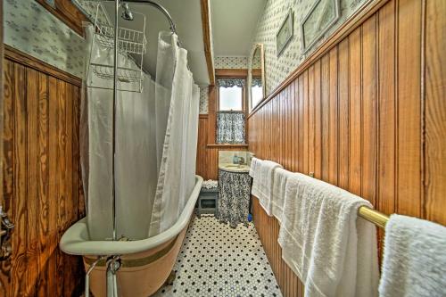 Bathroom sa Historic Victorian Farmhouse with Porch and Views!