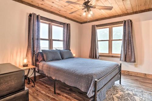 Ένα ή περισσότερα κρεβάτια σε δωμάτιο στο Luxury Rabun Gap Getaway with Soaring Views!