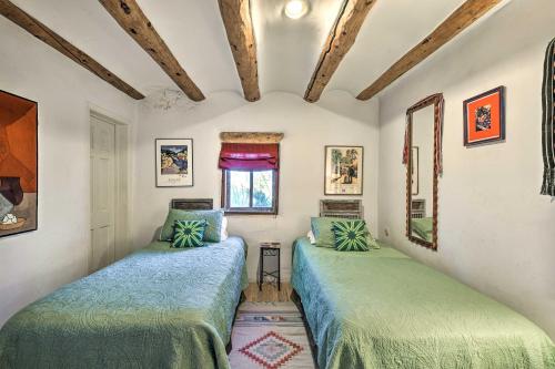 - 2 lits dans une petite chambre avec des draps verts dans l'établissement El Prado Home with Hot Tub, Panoramic Mtn Views, à El Prado