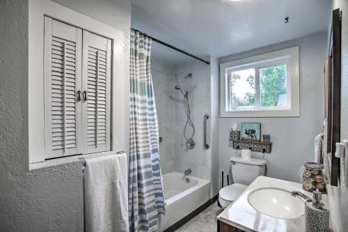 Ванна кімната в High-End and Homey Family Abode Walk Downtown!