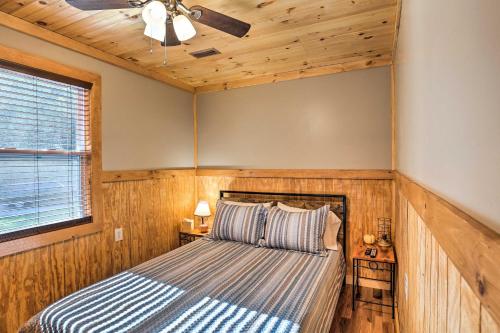 Llit o llits en una habitació de Silver Creek Cabin with Hiking, Less Than 1 Mi to Town!