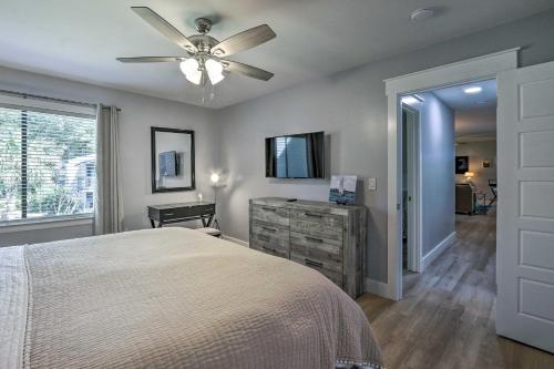 een slaapkamer met een bed en een plafondventilator bij Hilton Head Tropical Condo Walk to Coligny Beach! in Hilton Head Island