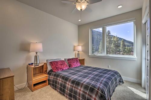 Un dormitorio con una cama con almohadas rosas y una ventana. en Balcony and Easy Mtn Access Condo in Keystone!, en Keystone