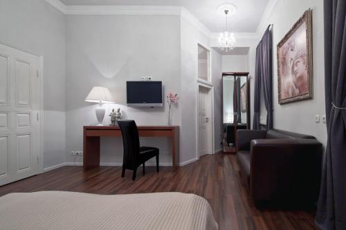 a living room with a desk and a couch at Hotel Aurora in Wiesbaden