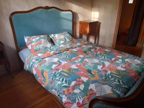 - un lit avec une couette colorée et 2 oreillers dans l'établissement Vacances à la campagne, à Varen