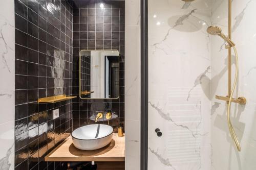 une salle de bain avec un lavabo et une douche dans l'établissement AMOUR - Appartement chaleureux et moderne dans le cœur historique de Rennes, à Rennes
