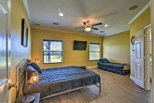 1 dormitorio con 1 cama y ventilador de techo en Lakefront Dickinson Home 7 Mi to Kemah Boardwalk, en Dickinson