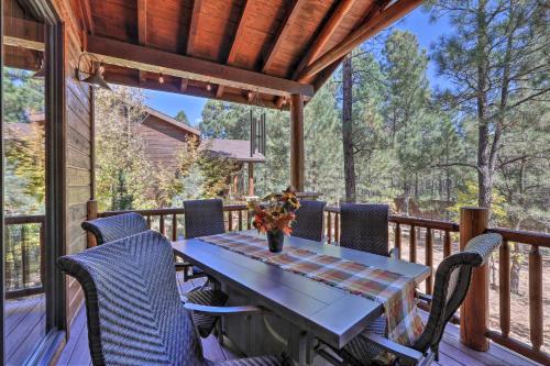 Show Low Townhome with Private Deck and BBQ Grill!