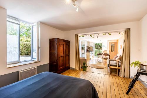 1 dormitorio con 1 cama y sala de estar en Villa Martha - Appt 02, en Guéthary