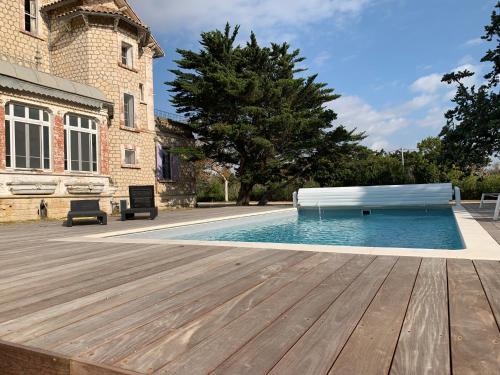 a swimming pool in front of a building at LA MAISON DU DIRECTEUR DE SALIN DE GIRAUD in Salin-de-Giraud