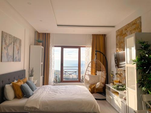 Un dormitorio con una cama con vista al mar. en Apartmani Madera, en Kopaonik