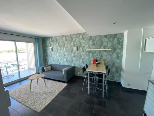 un salon avec un canapé et une table dans l'établissement ECHAPPEE BELLE AU BORD DU LAC, au Bourget-du-Lac