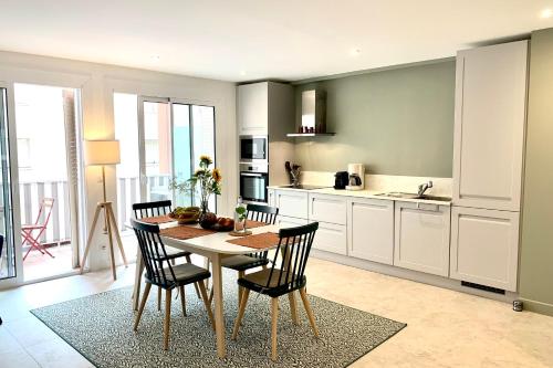 Kuchyň nebo kuchyňský kout v ubytování Spacious apartment in the heart of Juan les Pins !