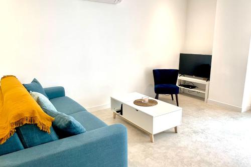 TV a/nebo společenská místnost v ubytování Spacious apartment in the heart of Juan les Pins !