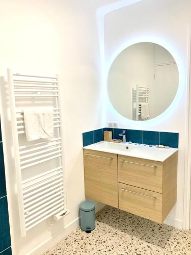 une salle de bain avec un lavabo et un miroir dans l'établissement Spacious apartment in the heart of Juan les Pins !, à Juan-les-Pins