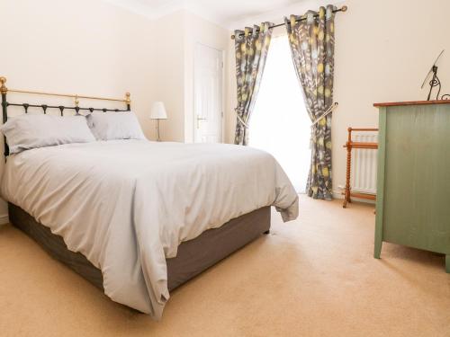 um quarto com uma cama grande e uma janela em 19 Quayside Walk em Southampton