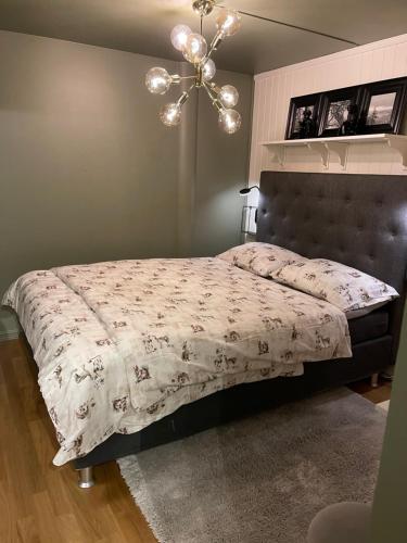 una camera da letto con un letto con un piumone di Åskollen, Drammen a Drammen