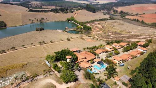 an aerial view of a house with a lake at Hotel Fazenda da Lagoa in Queluzita