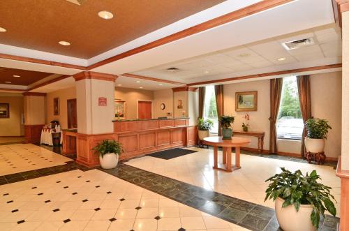 a lobby of a hospital with a waiting room at Clarion Hotel Airport in Portland