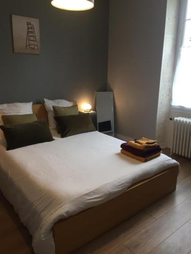 Un pat sau paturi într-o cameră la Maison de centre-ville