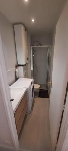 une petite salle de bain avec un lavabo et des toilettes dans l'établissement T 2 MOTTLAND 300 m Plage, à La Grande Motte