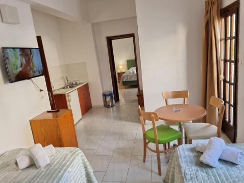 Postel nebo postele na pokoji v ubytování Arhodiko Hotel
