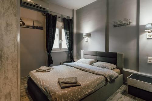 ein Schlafzimmer mit einem Bett mit zwei Handtüchern darauf in der Unterkunft Lef Lodging in Thessaloniki
