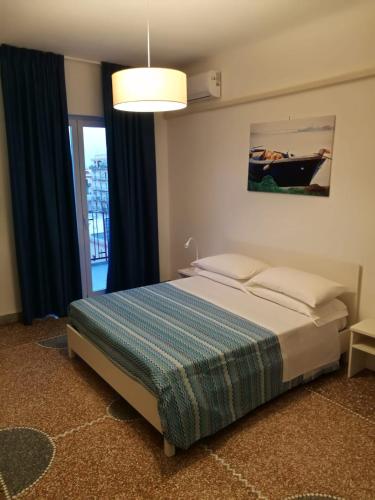 ターラントにあるSETTIMO SOLE Affitta Camereのベッドルーム1室(ベッド1台、大きな窓付)