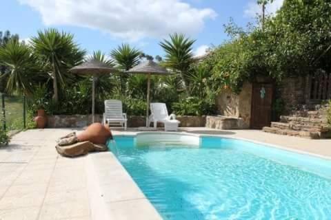 A piscina localizada em Monte Abaixo ou nos arredores