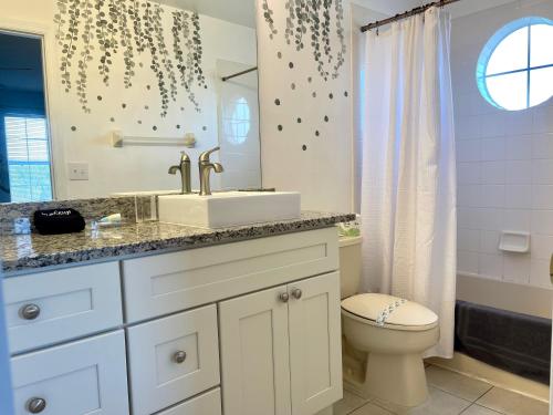Disney Dream with Hot Tub, Pool, Xbox, Games Room, Lakeview, 10 min to Disney, Clubhouse photo 4