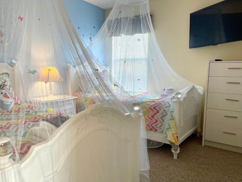 Katil atau katil-katil dalam bilik di Disney Dream with Hot Tub, Pool, Xbox, Games Room, Lakeview, 10 min to Disney, Clubhouse