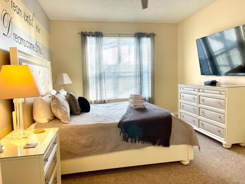 Gallery image of Disney Dream with Hot Tub, Pool, Xbox, Games Room, Lakeview, 10 min to Disney, Clubhouse in Kissimmee